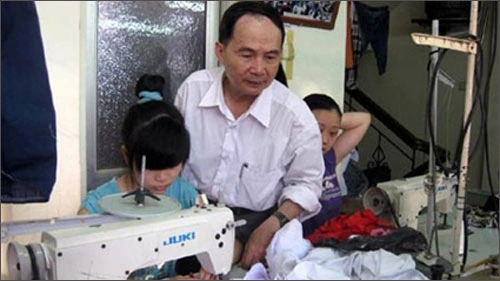 Thầy giáo già và hành trình từ thiện