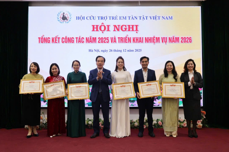 Nhận bằng khen 2025